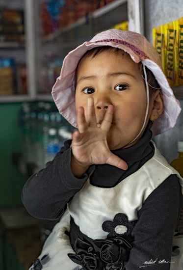 Little girl at Ghum railway station