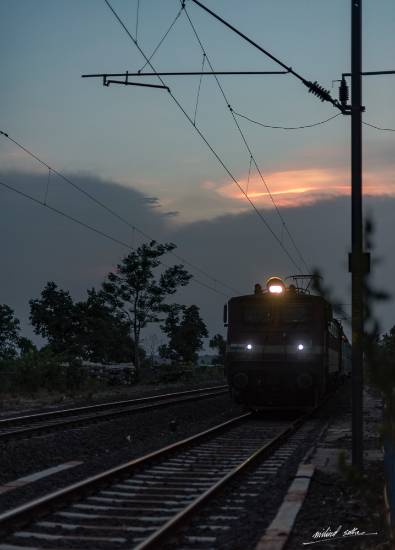 Passing trains at Bhimbetka